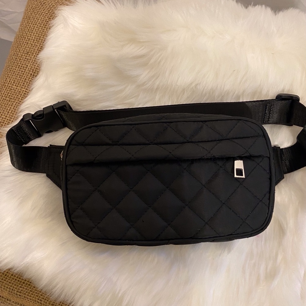 Forever 21 Black Fanny pack😎🥰